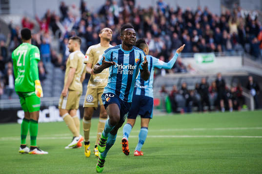 Djurgårdens Sam Johnson gör 1-0 och jublar