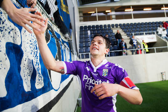 IFK Göteborgs Mads Albeck jublar med publiken