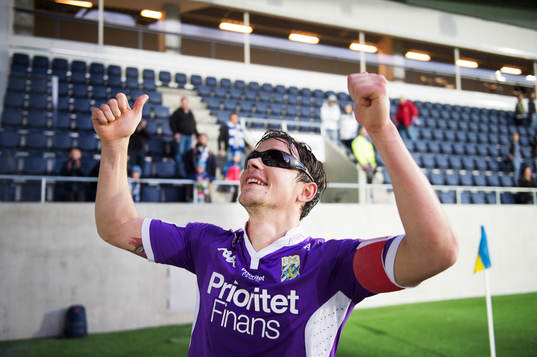 IFK Göteborgs Mads Albeck jublar med publiken