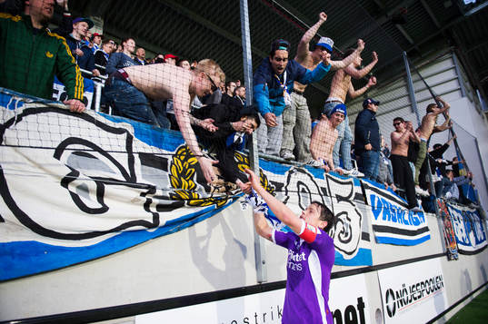 IFK Göteborgs Mads Albeck jublar med publiken
