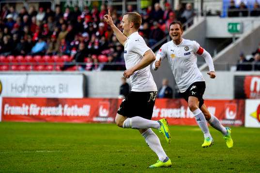 Örebros Daniel Gustavsson jublar