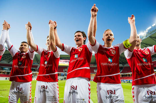 Kalmarspelarna jublar med matchvinnaren Marcus Antonsson i