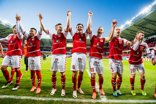 Kalmarspelarna jublar med matchvinnaren Marcus Antonsson i