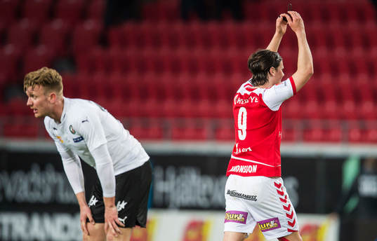 Örebros Michael Almbäck deppar medans Kalmars Marcus