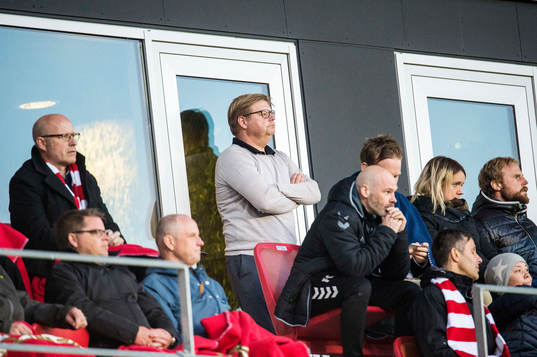 Kalmars tränare Peter Swärdh på läktaren, dit han var