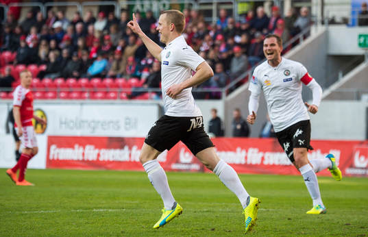 Örebros Daniel Gustavsson jublar