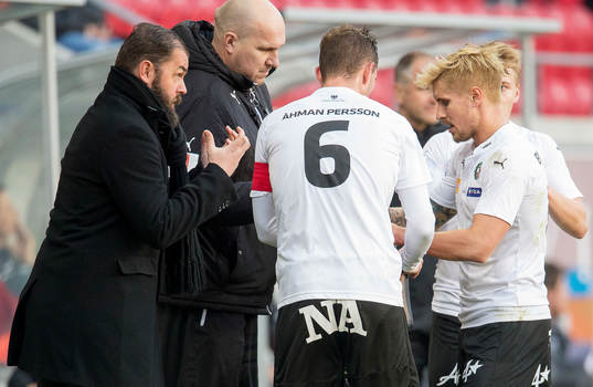 Örebros tränare Alexander Axén samtalar med spelarna