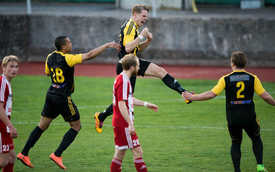 IFK Hässleholms Filip Ranmo har gjort 0-1 och jublar i