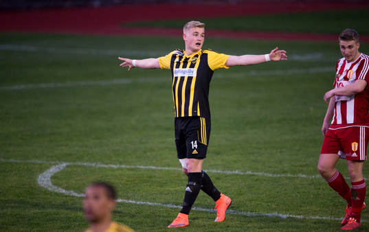 IFK Hässleholms Linus Svensson i matchen i division 2