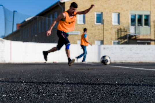 Spelare från Harads United tränar på asfalt på gammal