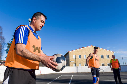 Spelare från Harads United tränar på asfalt på gammal