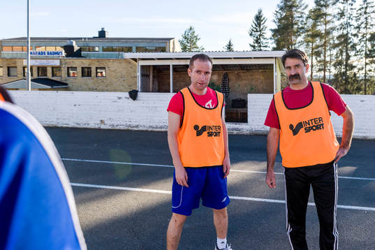 Spelare från Harads United tränar på asfalt på gammal