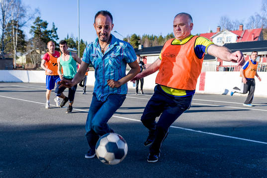 Spelare från Harads United tränar på asfalt på gammal