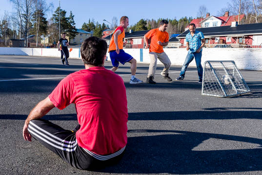 Spelare från Harads United tränar på asfalt på gammal