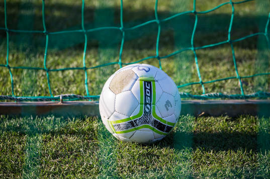 En fotboll när Mönsterås GOIF P-05 tränar fotboll. De