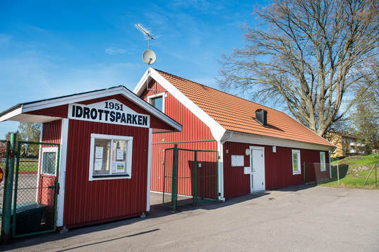 Mönsterås GOIF P-05 tränar fotboll. De har även