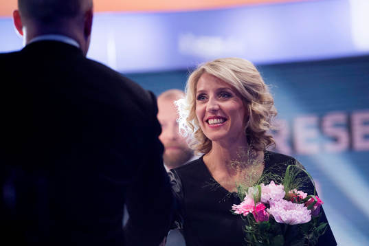 Patrick Thoresen gratuleras av Lovisa Giertta