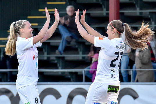 Rosengårds Iina Salmi och Lieke Martens jublar