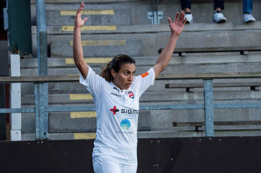 Rosengårds Marta Viera Da Silva räcker upp händerna