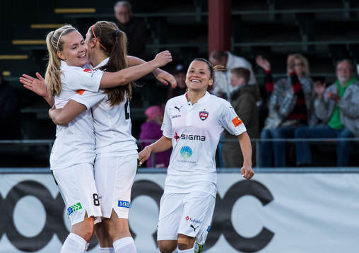 Rosengårds Iina Salmi och Alexandra Riley jublar åt Lieke