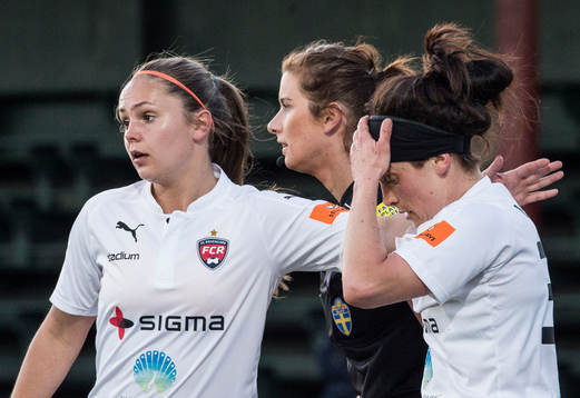 Rosengårds Lieke Martens klappar om Ella Masar  som fick