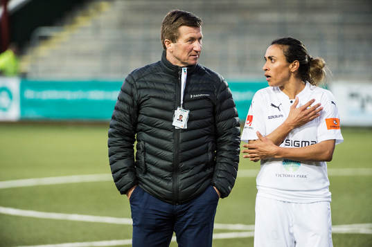 FC Rosengårds ordförande Håkan Wifvesson pratar med