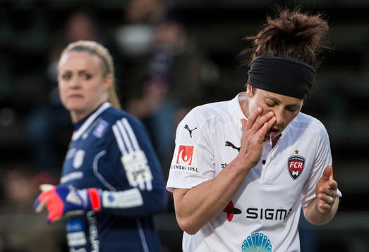 Piteås målvakt Hilda Carlén Rosengårds Ella Masar som