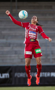 Piteås Tempest-Merie Norlin tar bollen med armen
