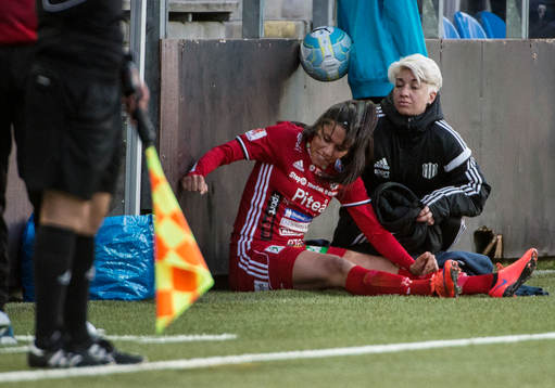 Piteås Tempest-Merie Norlin dunkar handen i väggen av