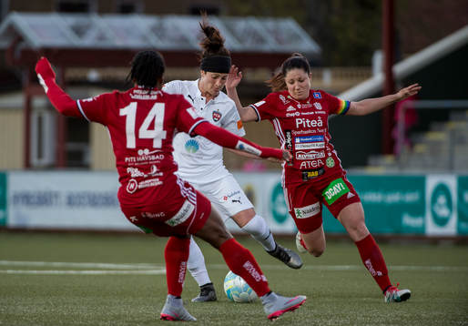 Rosengårds Ella Masar mot Piteås Faith Ikidi och Josefin