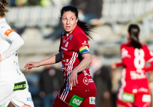 Piteås lagkapten Josefin Johansson med en regnbågsfärgad