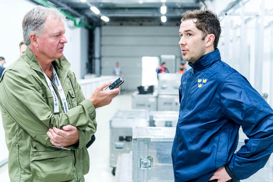 Aftonbladets reporter Mats Wennerholm intervjuar Jimmie