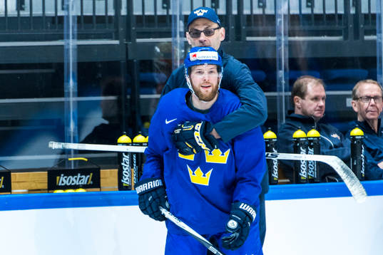 Linus Omark hålls fast av assisterande tränare Peter