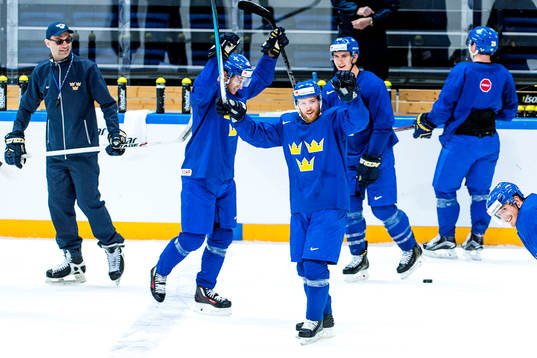 Linus Omark jublar med lagkamraterna