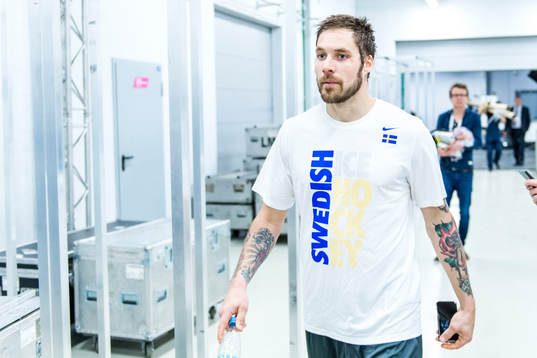 Johan Fransson på väg till omklädningsrummet