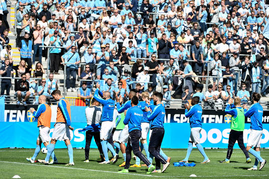 Malmö FFs spelare applåderar publiken