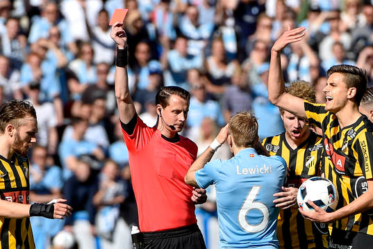 Domaren Andreas Ekberg ger Malmö FFs Oscar Lewicki rött