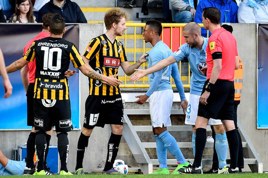 Häckens Samuel Gustafson och Malmö FFs Tobias Sana i en