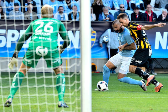 Malmö FFs Guillermo Molins och Häckens Jasmin Sudic och