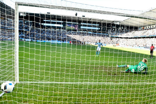 Malmö FFs Tobias Sana sätter