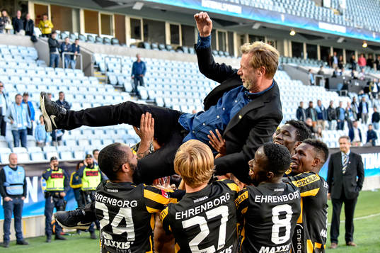 Häckens spelare hissar tränare Peter Gerhardsson