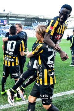 Häckens Joel Andersson och Nasiru Mohammed  jublar