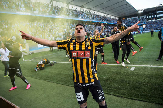 Häckens Paulo de Oliveira jublar