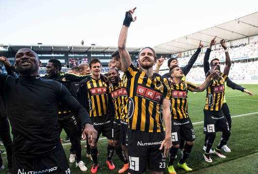 Häckens John Owoeri och Simon Sandberg jublar