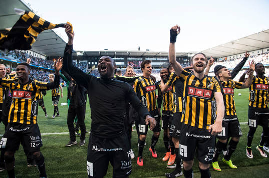 Häckens John Owoeri och Simon Sandberg jublar