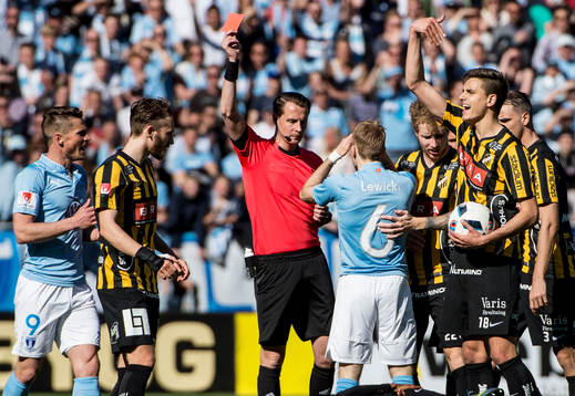Hela situationen då Malmö FFs Oscar Lewicki får rött