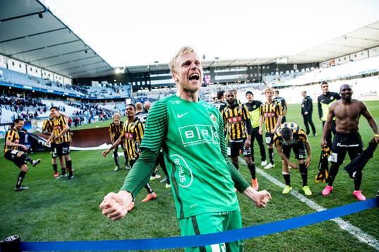 Häckens målvakt Peter Abrahamsson jublar