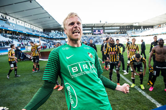 Häckens målvakt Peter Abrahamsson jublar