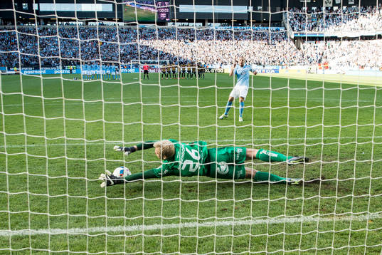 Häckens målvakt Peter Abrahamsson tar Malmö FFs Anton