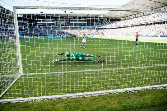 Häckens målvakt Peter Abrahamsson tar Malmö FFs Anton